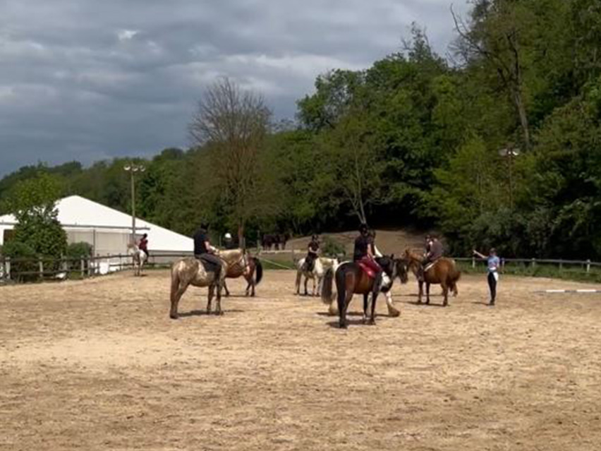 Groupe de cavaliers dans une carrière