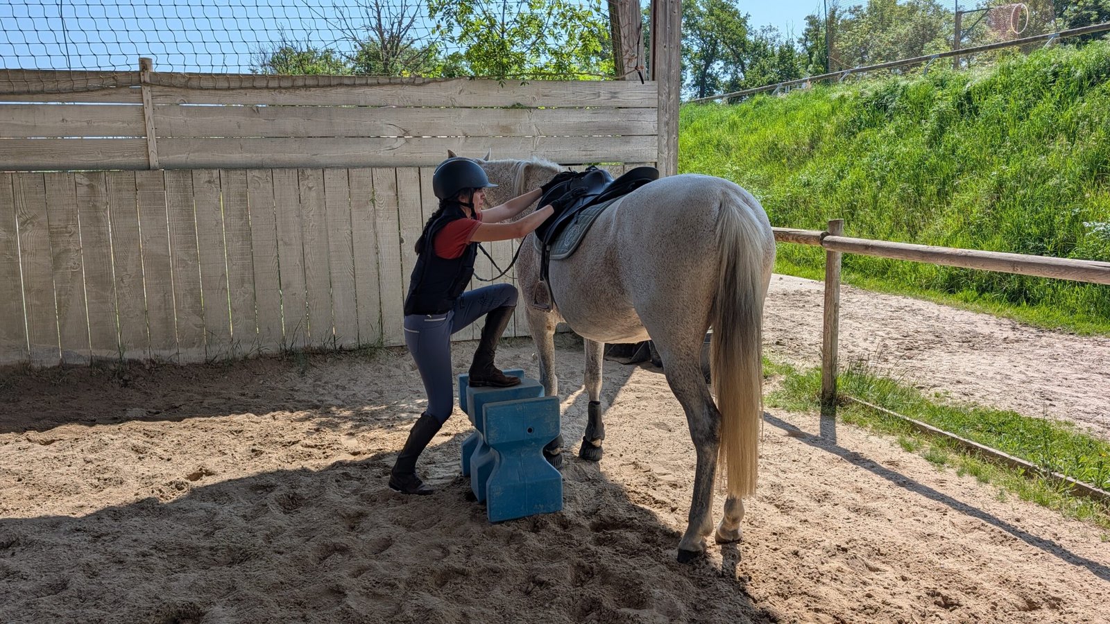 Cavalière qui monte à cheval