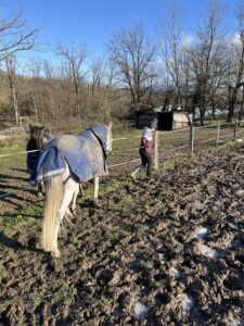 Cécile et Verde portant une couverture