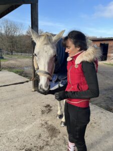 Cécile qui donne une carotte à Verde