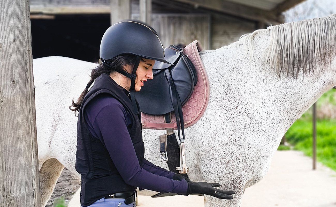 Cavalière qui met ses gants.